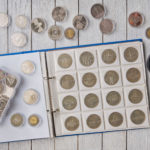 Ověření pravosti zlatých mincí v obalech pomocí lupy